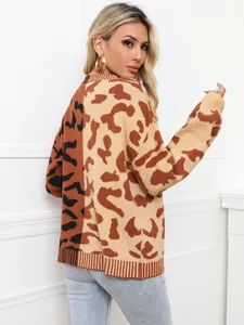 Detailansicht eines modischen Oversized-Strickkardigans mit Leopardenmuster-Patchwork