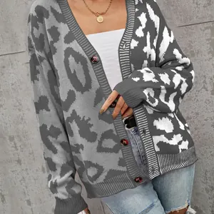 Cardigan in maglia patchwork con stampa leopardata grigia e bianca con bottoni da donna oversize