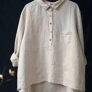 Vista frontale di una camicia a maniche lunghe in misto lino e cotone con taschino sul petto