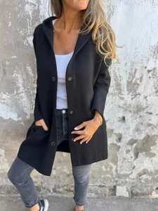 Κομψό γυναικείο μαύρο μάλλινο παλτό με κουκούλα, μονόπετο κλείσιμο και πρακτικές τσέπες