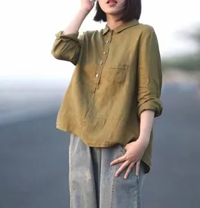 Vista all'aperto di una modella che indossa una camicia di cotone e lino verde muschio