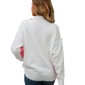 Achteraanzicht van een witte oversized gebreide trui met stijlvolle roze kleuraccenten