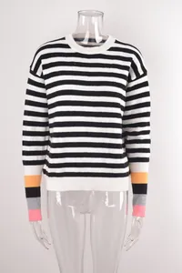 Pull classique à rayures noires et blanches avec poignets contrastés colorés vifs