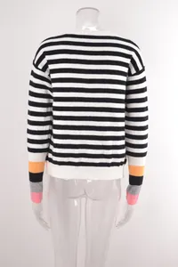 Vue arrière détaillée d'un pull rayé à col rond avec des poignets contrastés colorés