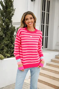 Détail d'un pull rayé décontracté avec poignets colorés épissés uniques