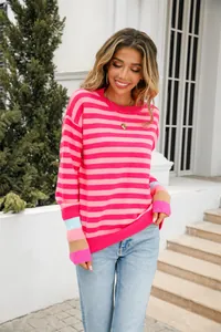 Vue complète du pull rayé rose sur le mannequin montrant les poignets en patchwork colorés