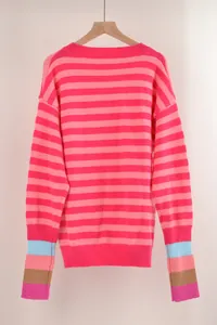 Vue détaillée du dos d'un pull en maille à rayures roses avec poignets colorés