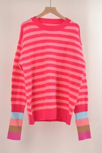 Vue détaillée d'un pull en maille rayé rose avec des poignets multicolores.