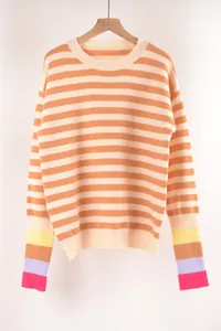 Vue rapprochée d'un pull en maille rayé avec des poignets multicolores éclatants