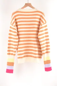 Vue arrière d'un pull décontracté en tricot à rayures orange avec des poignets colorés.