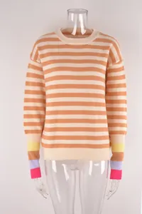 Vue frontale détaillée d'un pull en maille rayé orange pour femmes avec poignets colorés