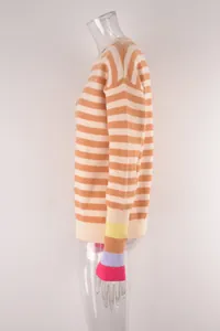 Vue latérale d'un pull à rayures et col rond avec des poignets en tricot colorés pour femmes.