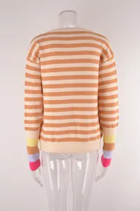 Détail de la vue arrière de ce pull en maille rayé avec des poignets colorés