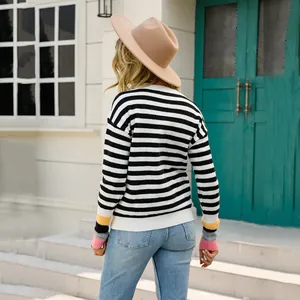 Vue de dos d'un pull en maille rayé avec poignets en patchwork colorés en extérieur.