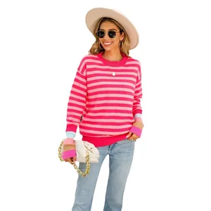 Pull à rayures roses pour femmes avec col rond et poignets contrastés sur fond blanc pur