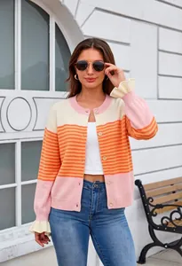 Gilet en maille rayé color-block chic pour femme présenté dans un cadre extérieur lumineux