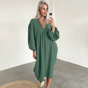 Elegante abito lungo in garza di cotone verde a maniche lunghe con tasche per donna