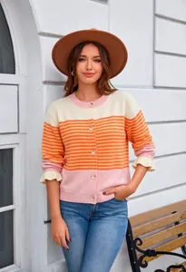 Gilet en maille rayé color-block pour femme avec poignets à volants et boutons.