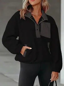 Primer plano de jersey polar negro de mujer con cuello alto gris y detalle bolsillo
