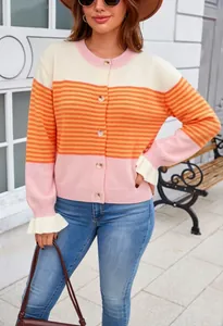 Détail d'un cardigan en maille rayée colorée avec col rond pour femmes élégantes