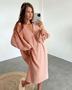Dettaglio vestito rosa ampio a maniche lunghe in garza di cotone con tasche e scollo a V