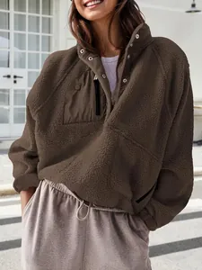 Vista detallada de un jersey de forro polar marrón para mujer con cuello alto y bolsillo
