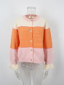 Vue de face d'un cardigan en maille à rayures colorées avec détails roses et orange