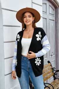 Cardigan in maglia ampia con motivi floreali e maniche a righe color block
