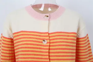 Détail du cardigan en maille rayée à col rond avec col rose et rayures colorées
