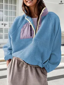Vista detallada de jersey de forro polar azul claro para mujer con bolsillo morado