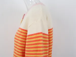 Vue détaillée des coutures d'épaule et de la texture rayée de ce cardigan en maille