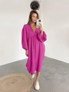 Abito casual ampio viola in garza di cotone stropicciata con scollo a V e tasche