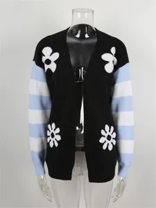 Vista dettagliata del cardigan in maglia con motivi floreali bianchi e maniche a righe.