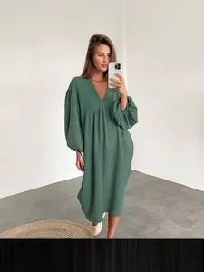 Abito lungo verde casual in doppia garza di cotone con scollo a V e tasche laterali