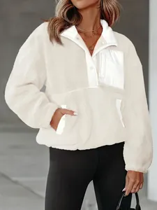 Detalle del jersey de forro polar blanco con bolsillo en el pecho y cuello alto