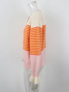 Vue latérale du cardigan en maille rayé montrant des couches de crème, orange et rose.