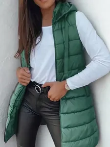 Elegante gilet lungo trapuntato da donna con cappuccio verde scuro e cerniera