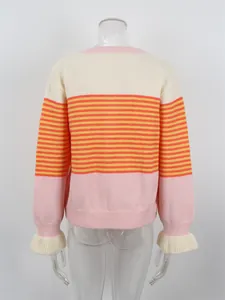 Vue arrière du pull en tricot à rayures colorées avec des poignets à volants chics
