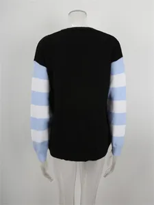 Vista posteriore di un cardigan nero in maglia con maniche a righe bianche e blu