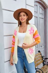 Dettaglio ravvicinato di cardigan in maglia da donna con fiori e maniche a righe.