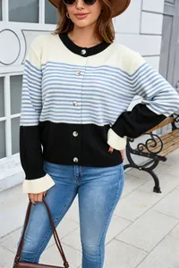Vue détaillée d'un cardigan rayé color-block avec col rond et boutons sur le devant
