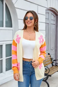 Dettaglio dei vivaci motivi floreali e a strisce su questo cardigan in maglia casual