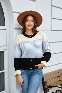 Vue détaillée d'un cardigan en maille rayé à blocs de couleurs pour femmes en automne