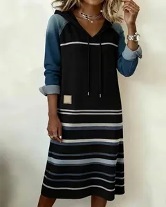 Lässiges langärmliges Kapuzenkleid mit Denim-Patchwork-Ärmeln und gestreiftem Farbblock-Detail