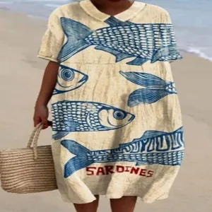 Detail van een casual maxi-jurk met blauwe sardineprint en poppenkraag voor de zomer.