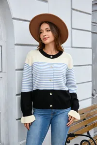 Détail du cardigan en maille rayée tricolore pour femme dans un cadre de style urbain