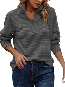 Grijze getextureerde damessweatshirt met ritshals, lange mouwen en horizontaal patroon