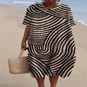 Lange casual zomerjurk met zwart-witte wervelprint en een klassieke Peter Pan-kraag