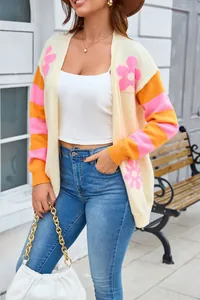 Cardigan in maglia oversize da donna con maniche a righe e motivi floreali rosa