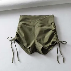 Primer plano de pantalones cortos de yoga verde oliva con cintura cruzada y cordones